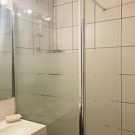 Beautiful 1 Bedroom Next To Roland *