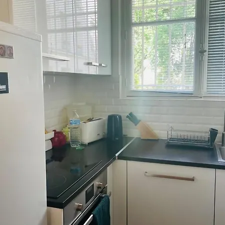 Beautiful 1 Bedroom Next To Roland *